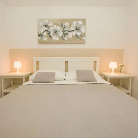 Josip Apartment *